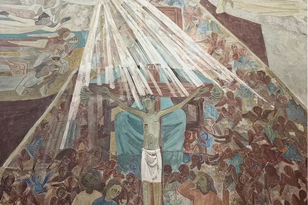 Wandbild in der Kirche: Christus am Kreuz im Licht, umgeben von Engeln